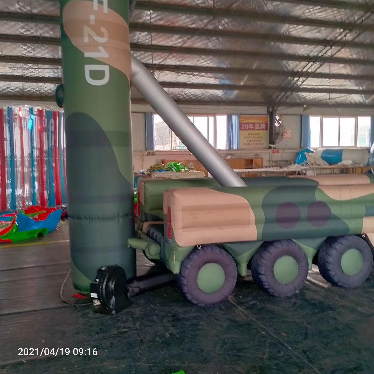 榆次军事演习中的充气目标车辆：模拟发射车雷达车坦克飞机